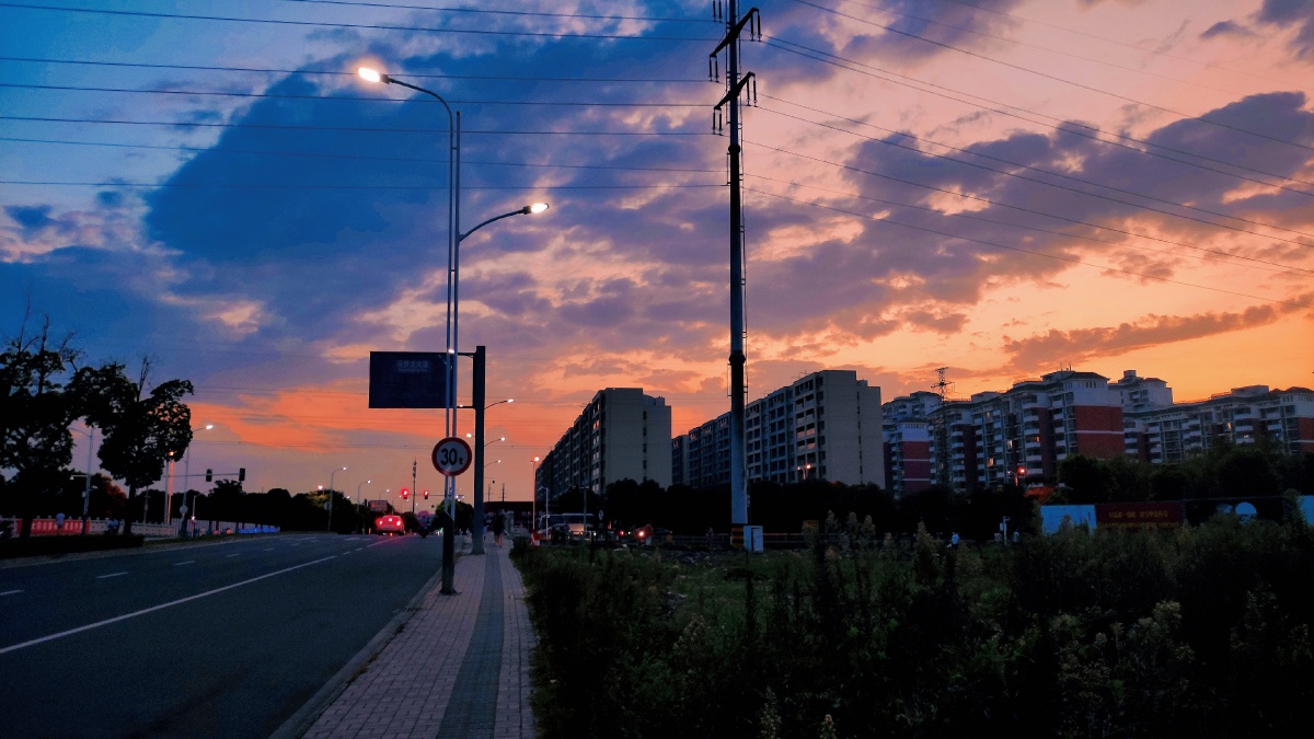 希望和你邂逅在落日弥漫的橙色街道