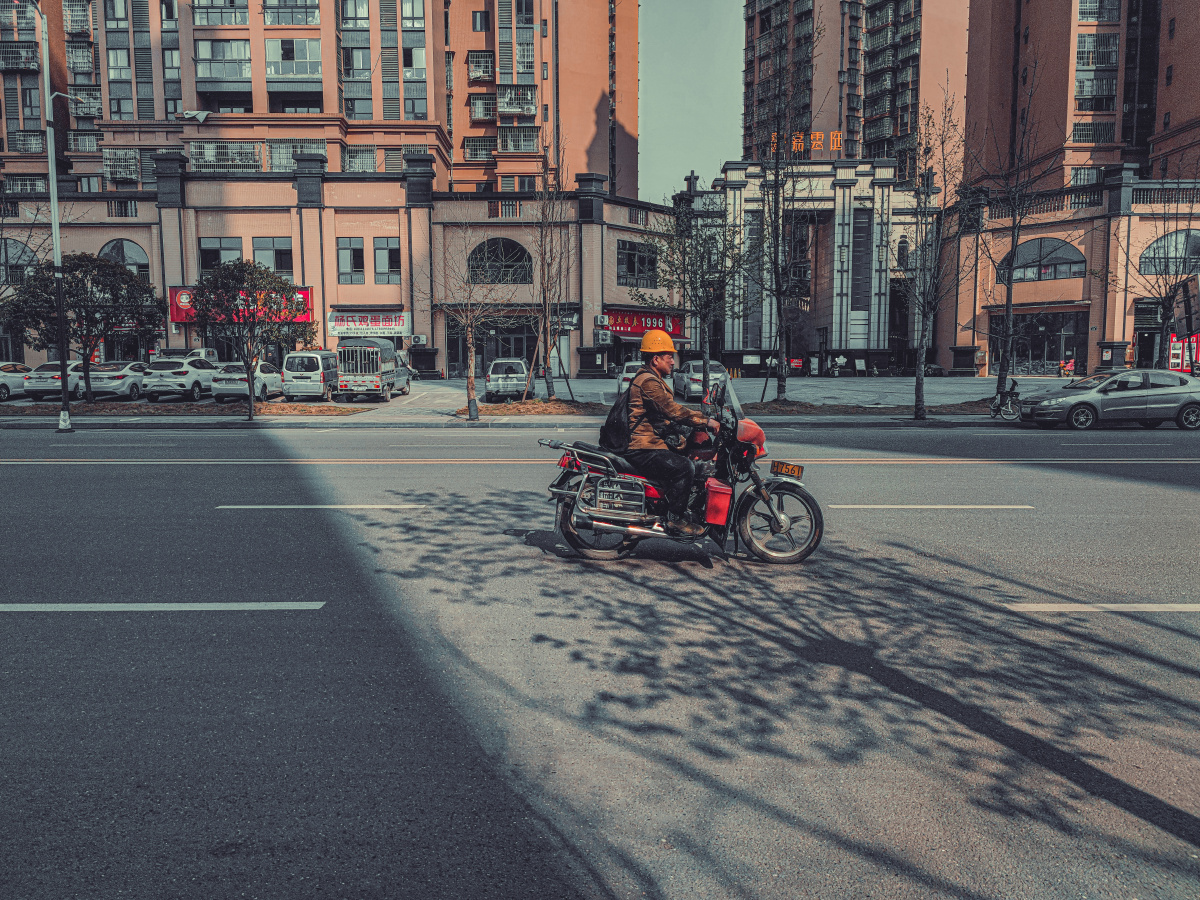 奔波于在路上的人 - faith拍 - 图虫