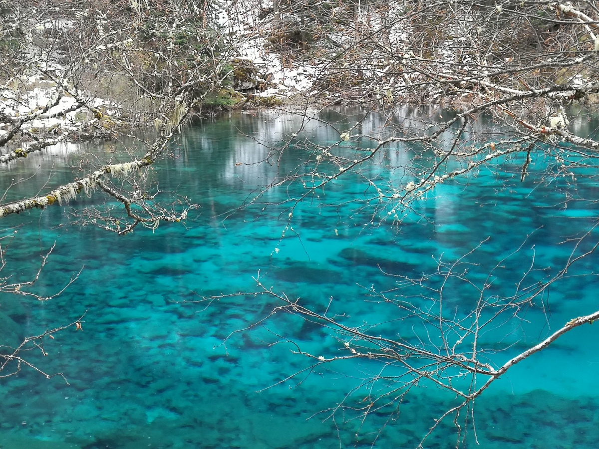 九寨沟的海子缎子般的炫丽