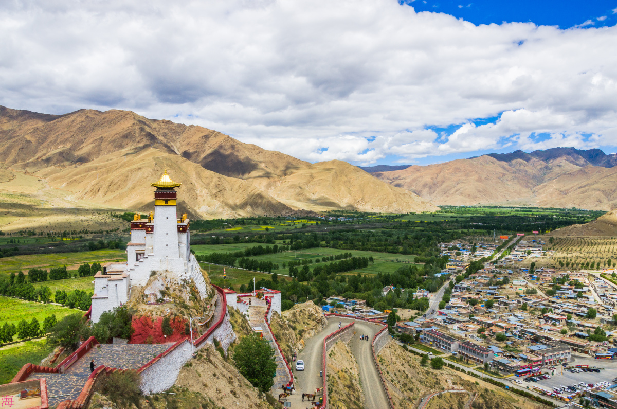 雍布拉康位于西藏山南市乃东区泽当街道11公里的扎西次日山上.