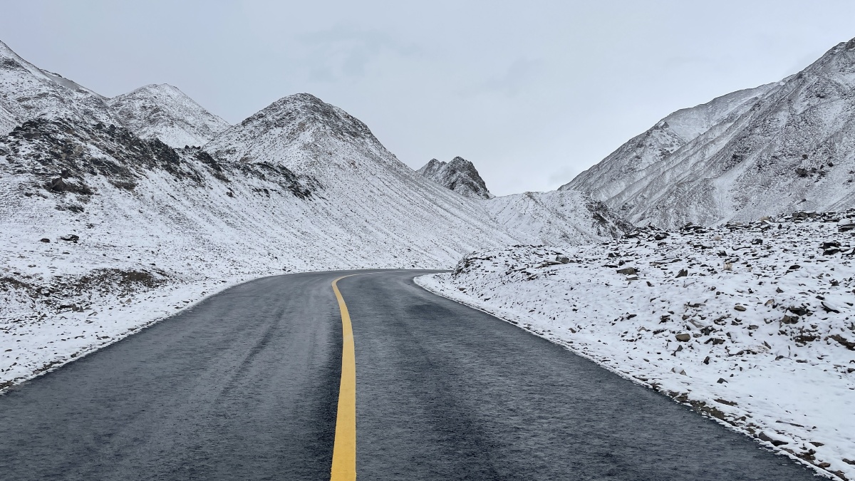 三月末春天帕米尔高原的盘山公路