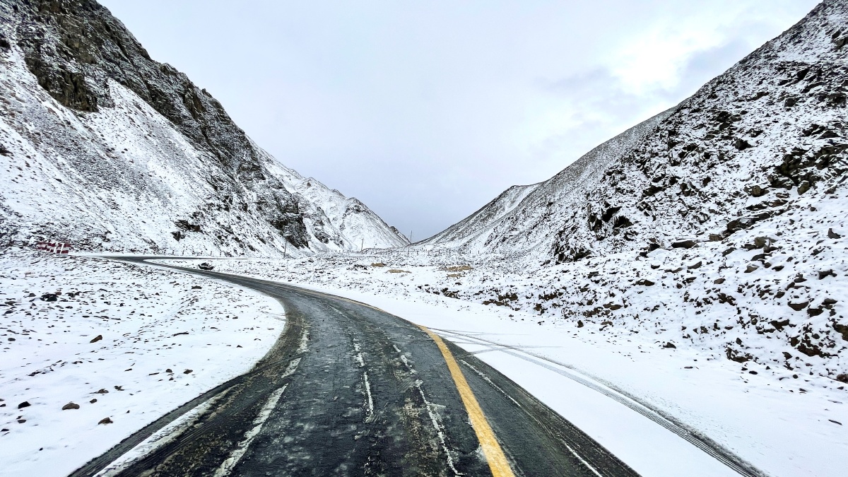 三月末春天帕米尔高原的盘山公路