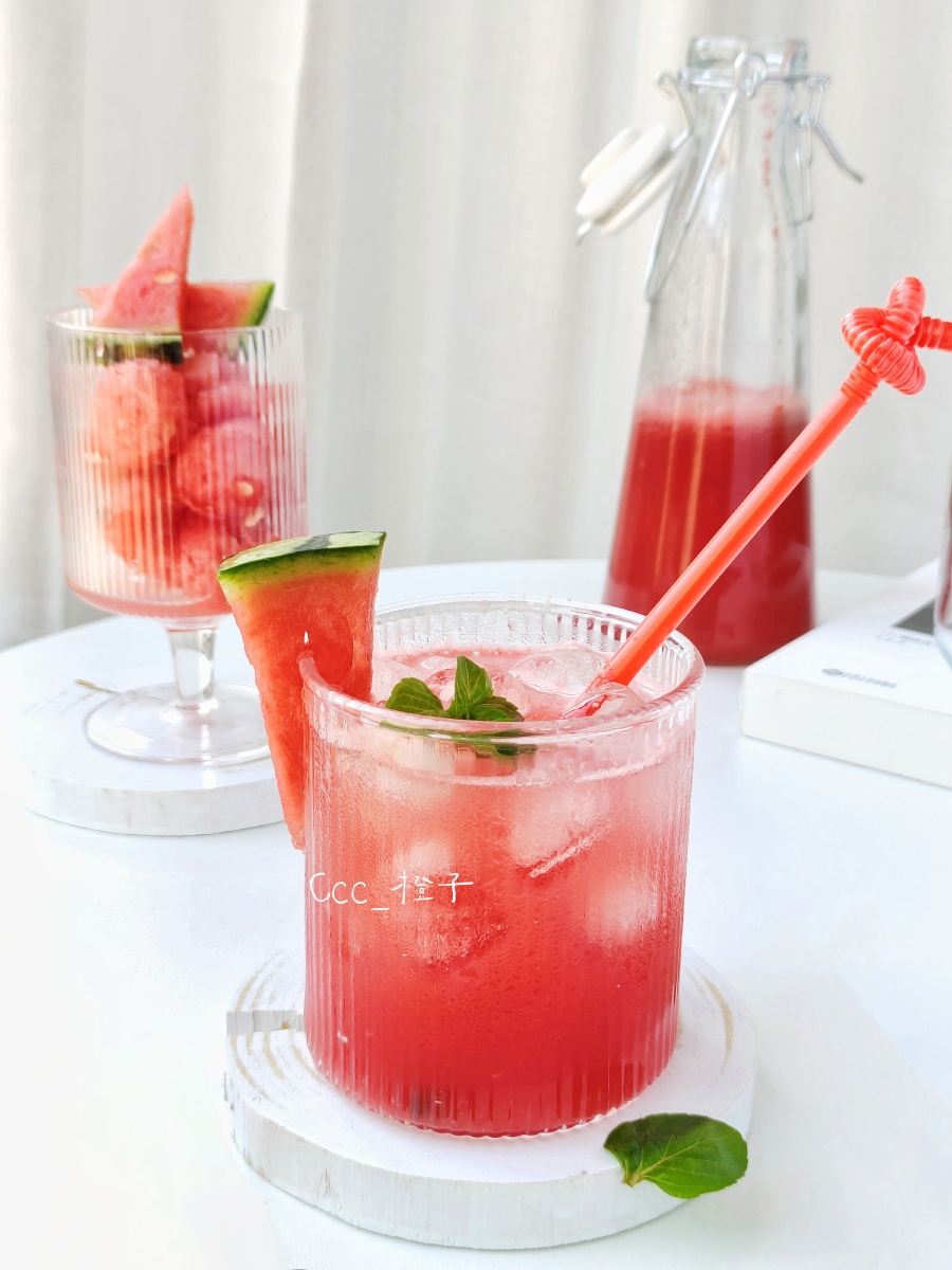 夏天专属冰爽西瓜汁炎热的夏天和冰镇的西瓜汁很配哦