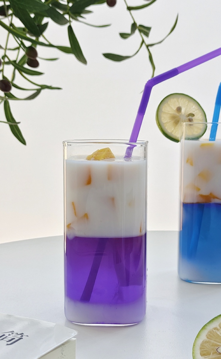 今天分享一个网红冷饮的做法:梦幻星空杯蝶豆花加水煮出颜色,加入适量