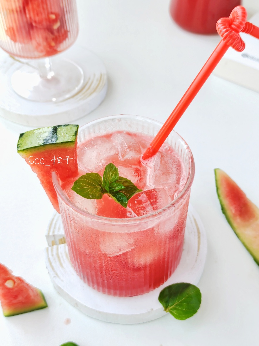 夏天专属冰爽西瓜汁炎热的夏天和冰镇的西瓜汁很配哦