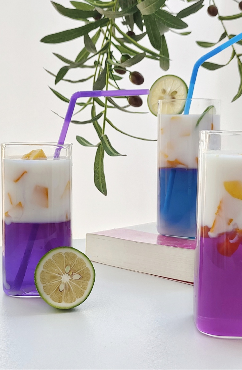 今天分享一个网红冷饮的做法:梦幻星空杯蝶豆花加水煮出颜色,加入适量