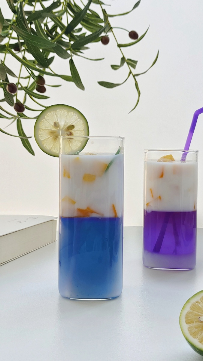 今天分享一个网红冷饮的做法:梦幻星空杯蝶豆花加水煮出颜色,加入适量