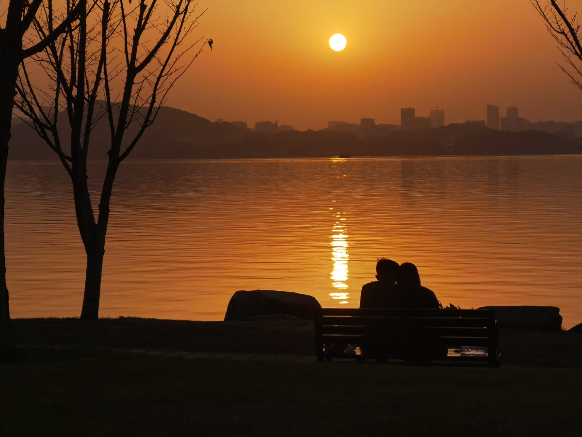 晚霞中的小情侣,静静的依靠着
