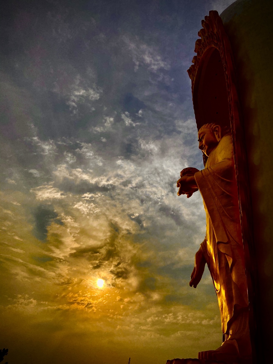 大地山色佛光普照