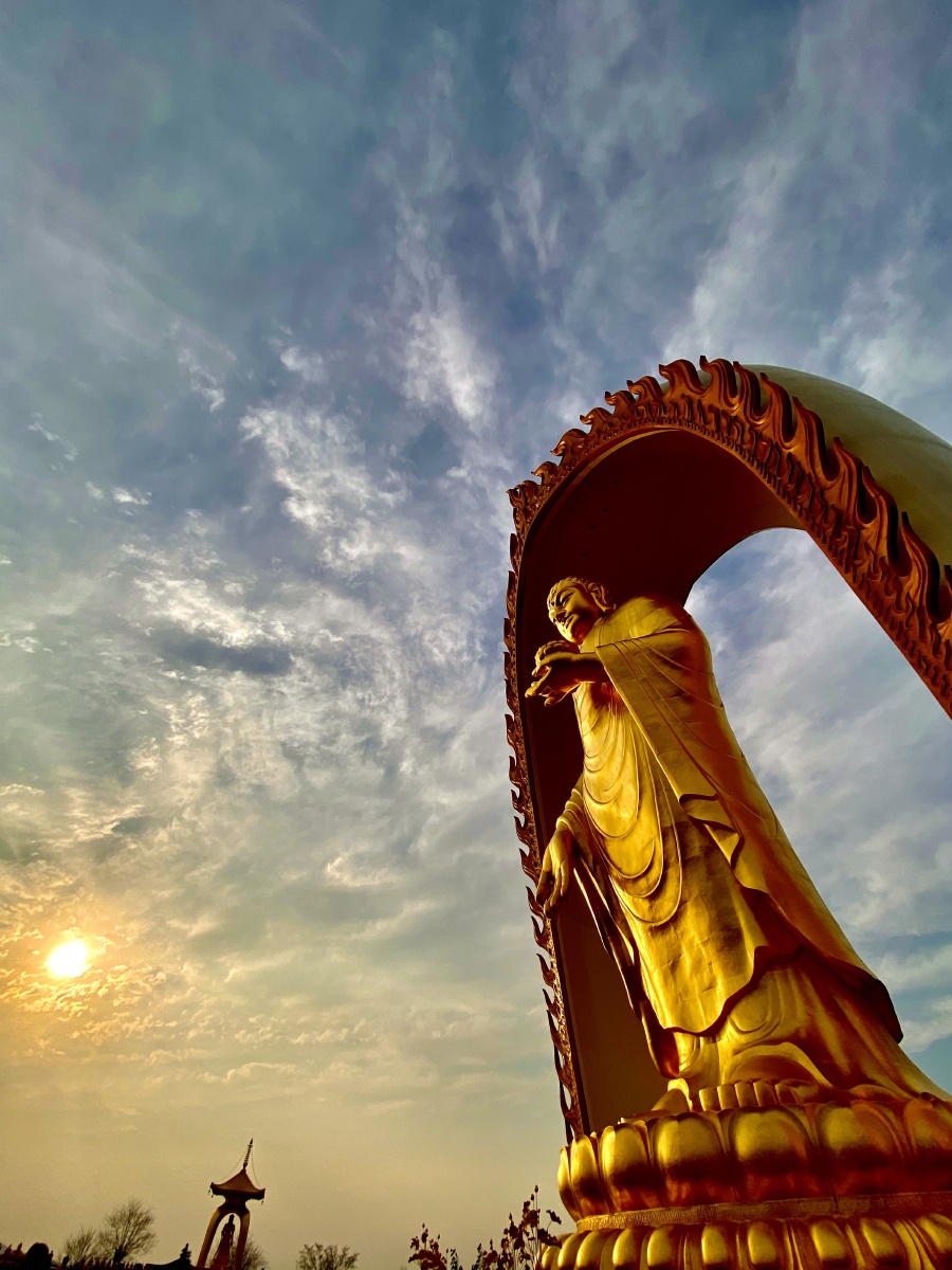 大地山色佛光普照