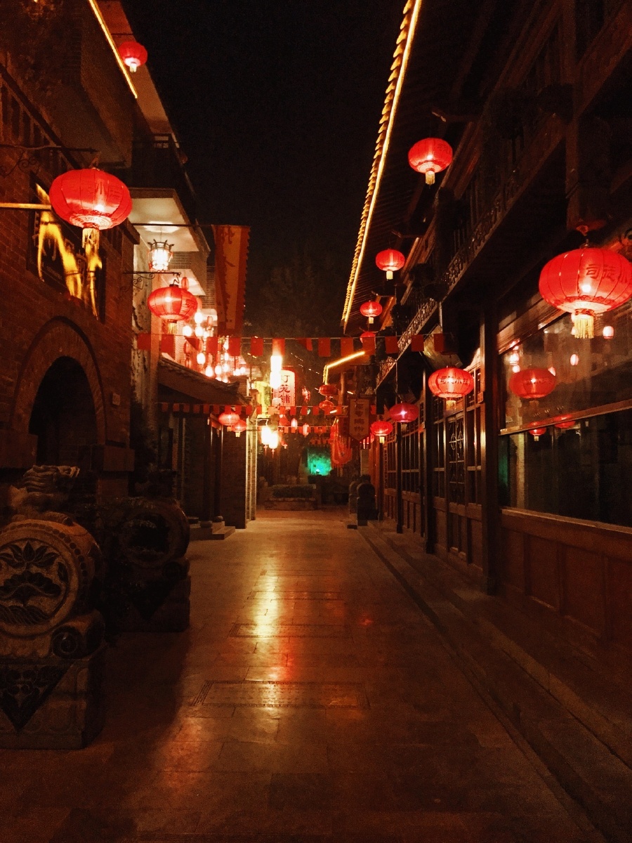 夜晚古城中的节日灯笼