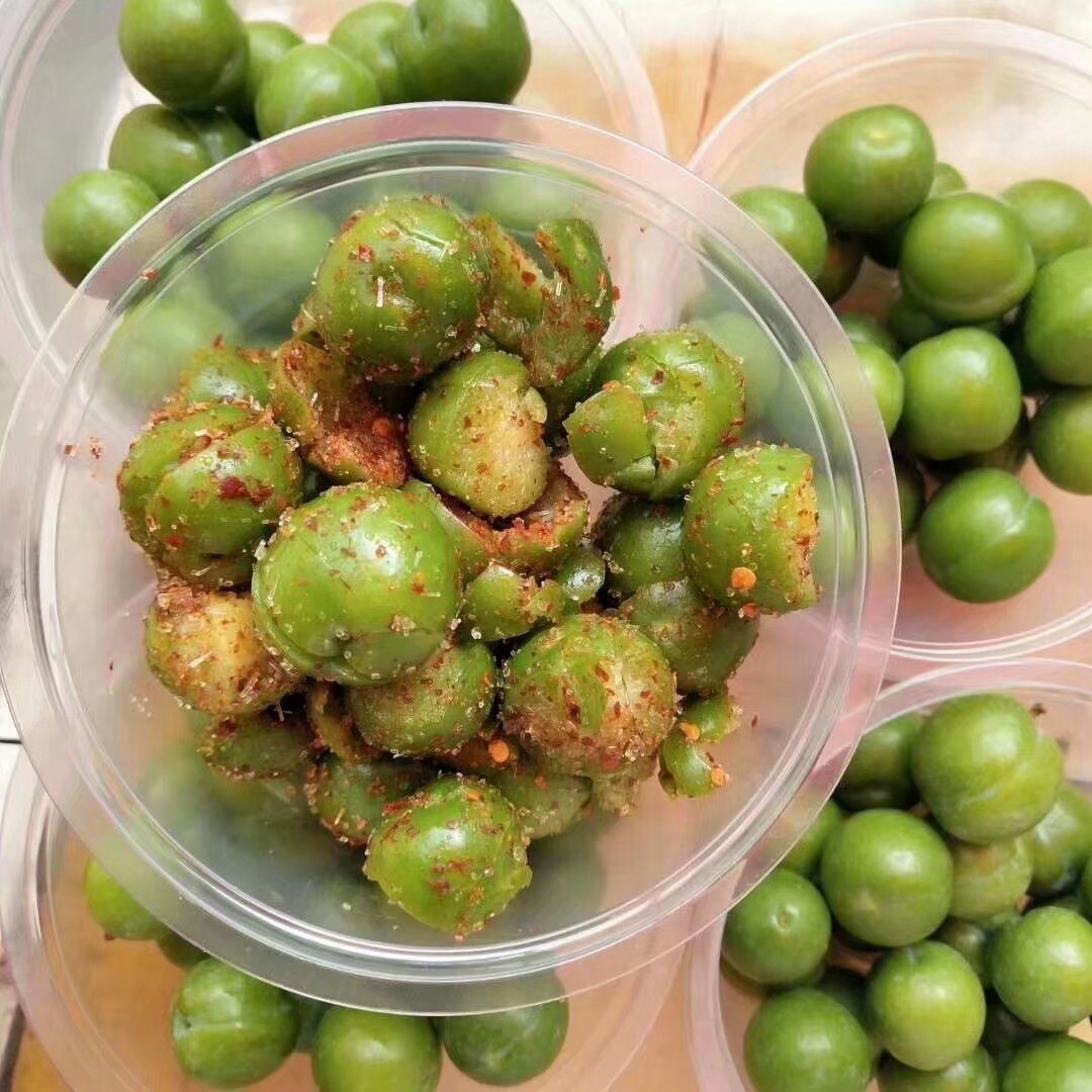 云南特产李子.加盐,味精 ,辣椒即可食用.