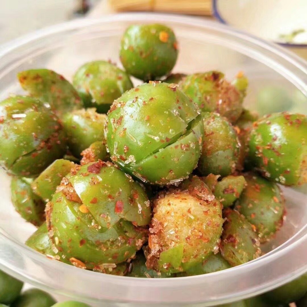 云南特产李子.加盐,味精 ,辣椒即可食用.