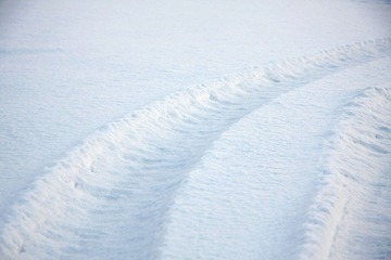 雪地上的车辙印