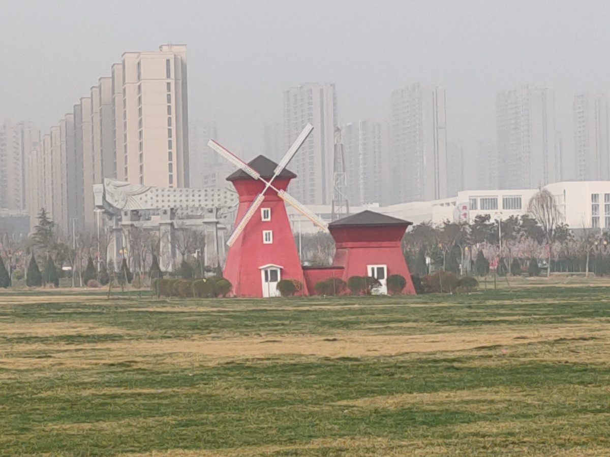 咸阳两寺渡公园内大风车