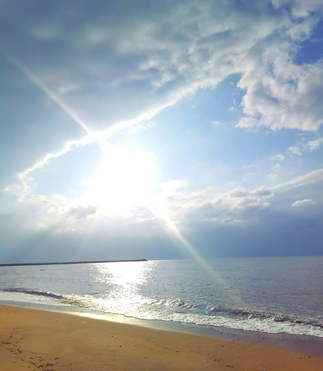 去年夏天八月份台风过后的海边海浪平静阳光耀眼