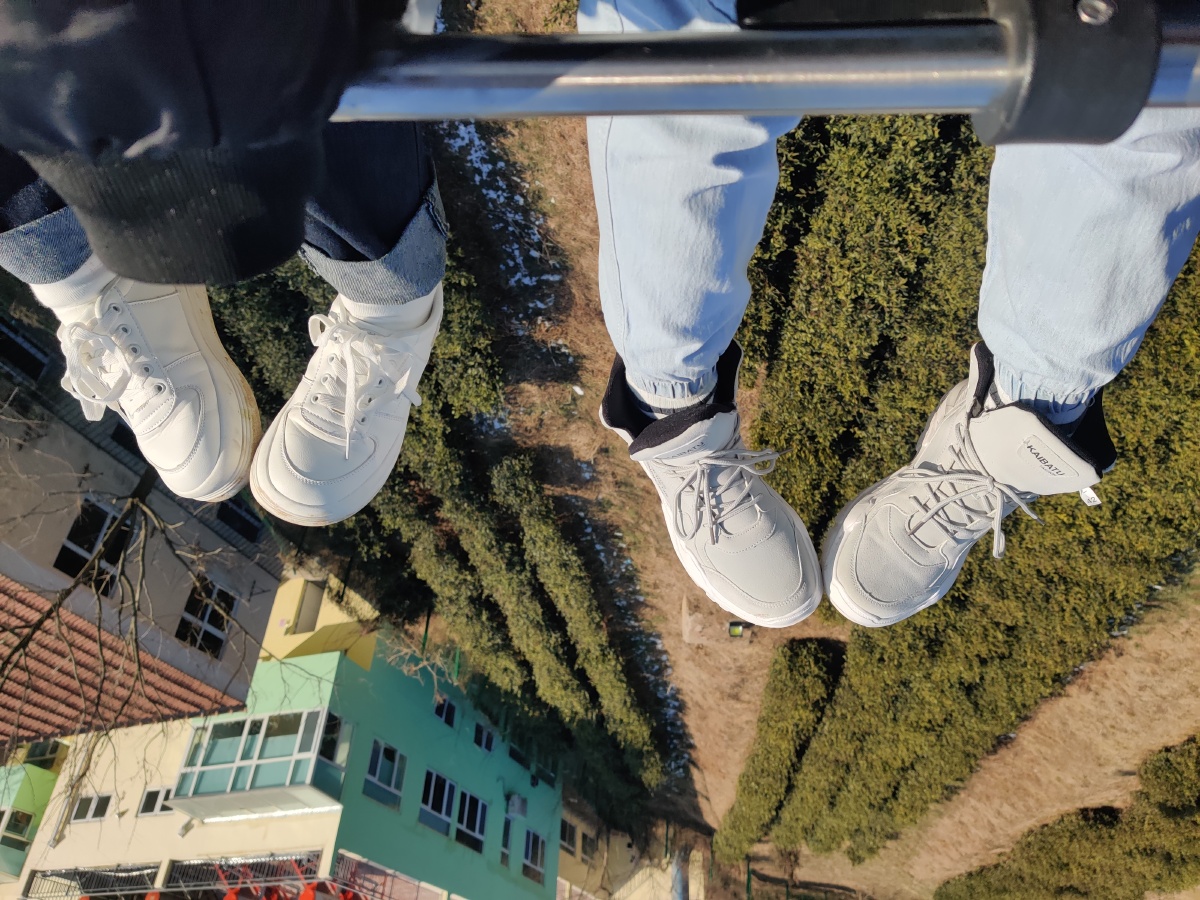 两个人四只脚一个栏杆两个身