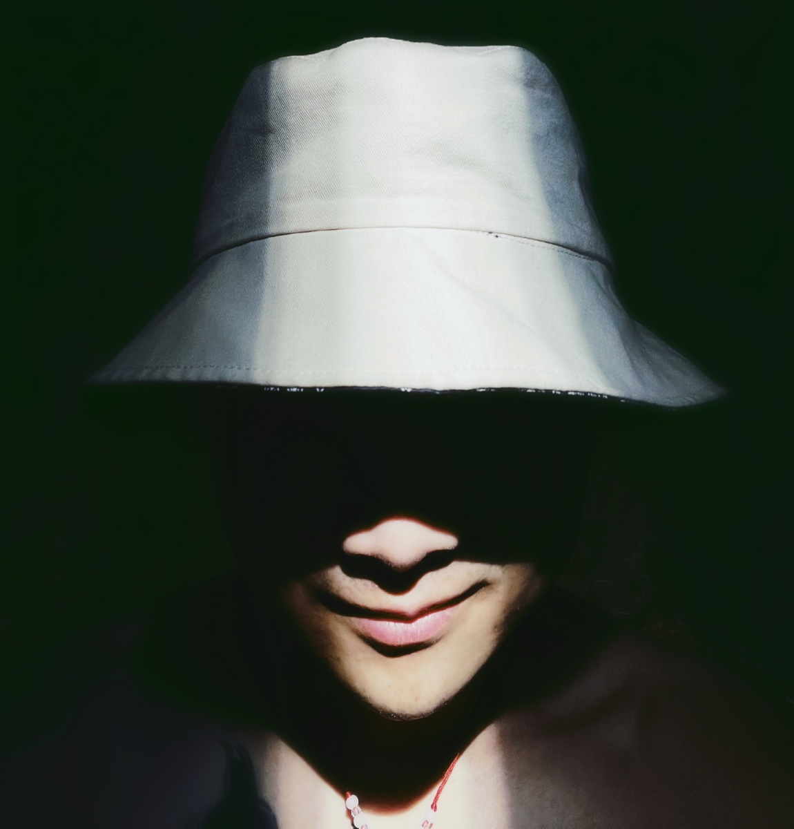 凝视深渊的眼睛图片