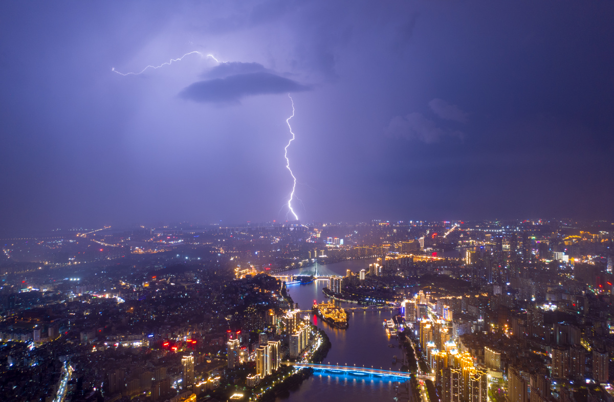 福州城市上空的闪电