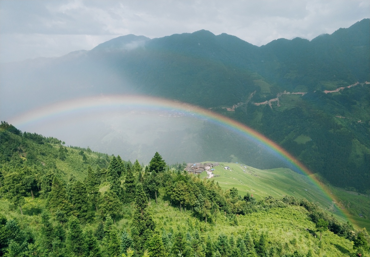 山里的彩虹
