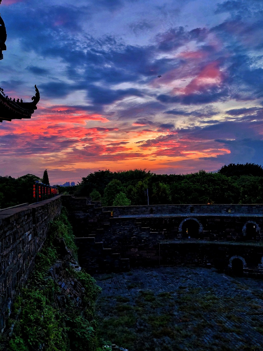 江南宋城赣州八境台的落日