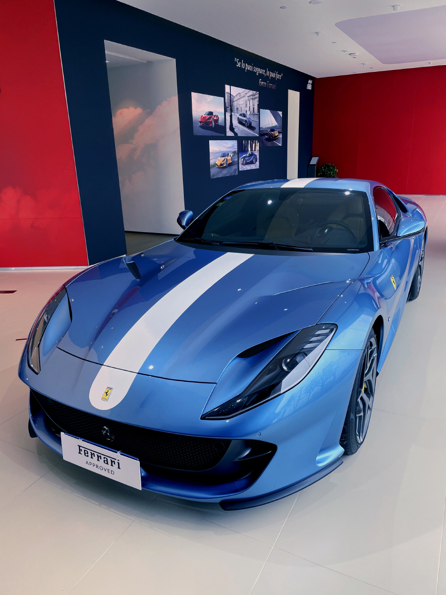 法拉利#跑车拼接组合色蔚蓝高级配色撞色车身 - 阿旸sir - 图虫