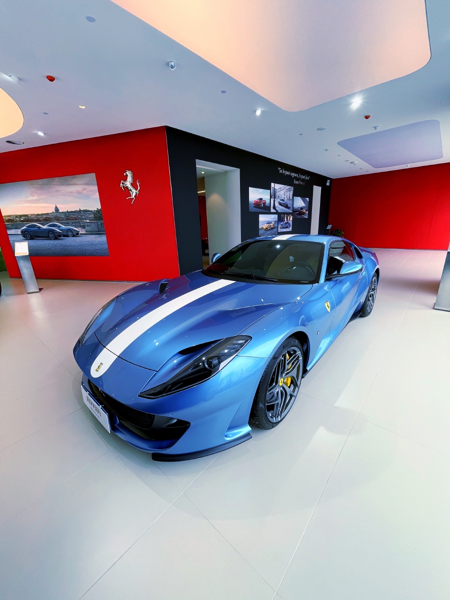 法拉利#跑车拼接组合色蔚蓝高级配色撞色车身 - 阿旸sir - 图虫