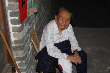 围屋中的老人