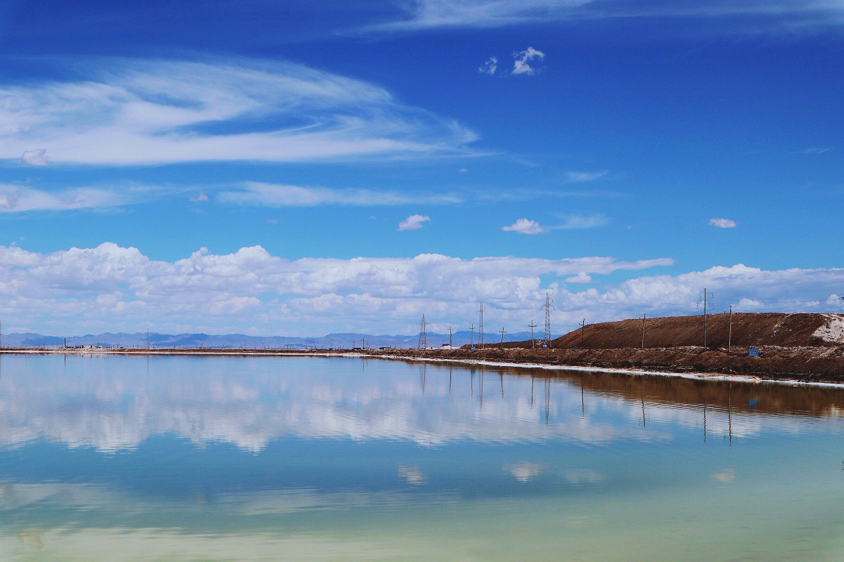 青海格尔木察尔汗盐湖据说湖中储藏着500亿吨以上的氯化钠可供全世界