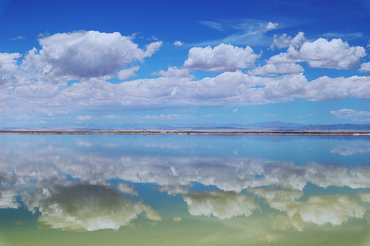 青海格尔木察尔汗盐湖据说湖中储藏着500亿吨以上的氯化钠可供全世界