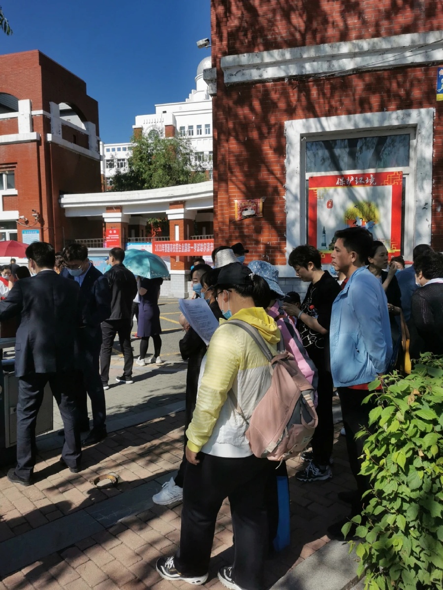 考生在考场门口做做最后的复习