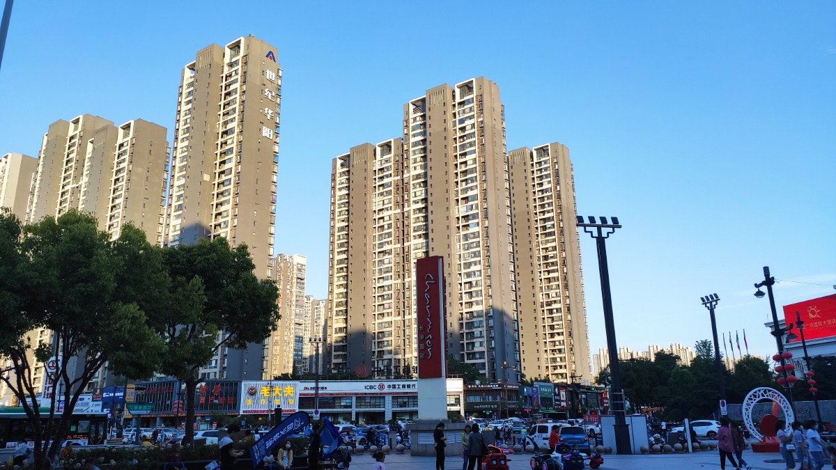 洛阳市万达广场附近的街景长申国际商务中心的商铺