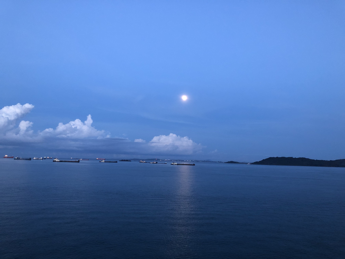 大海月亮白云晨曦