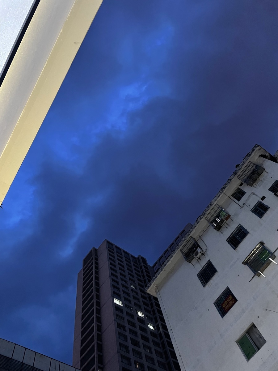 天空是蔚蓝色窗外有千纸鹤