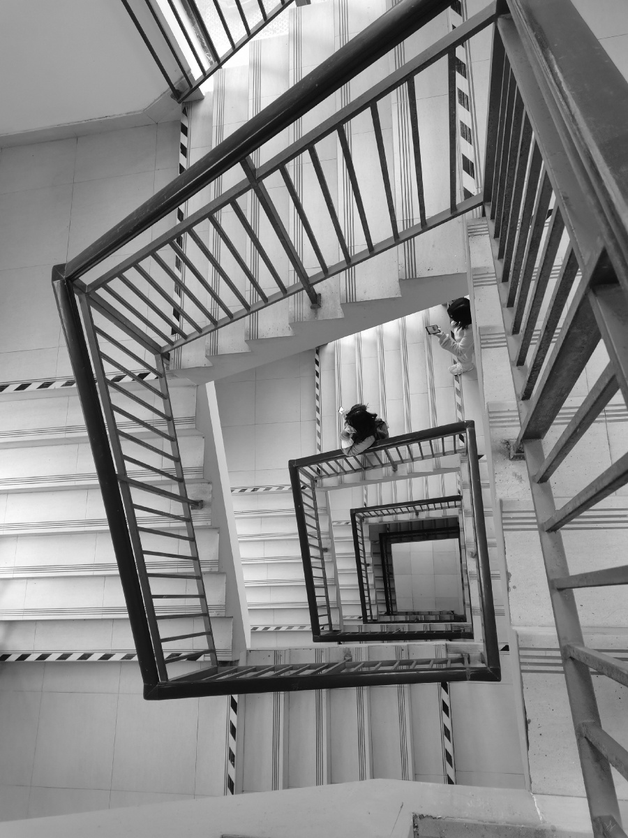 【pic.2】匆匆行走在每一个回廊角落,为转角闪闪发光的你驻足