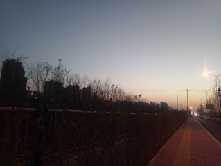 897605