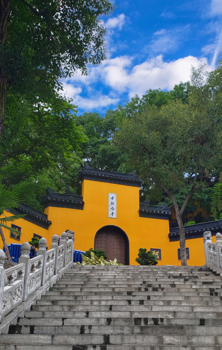 南京古鸡鸣寺据说求姻缘很灵还有旁边的玄武湖