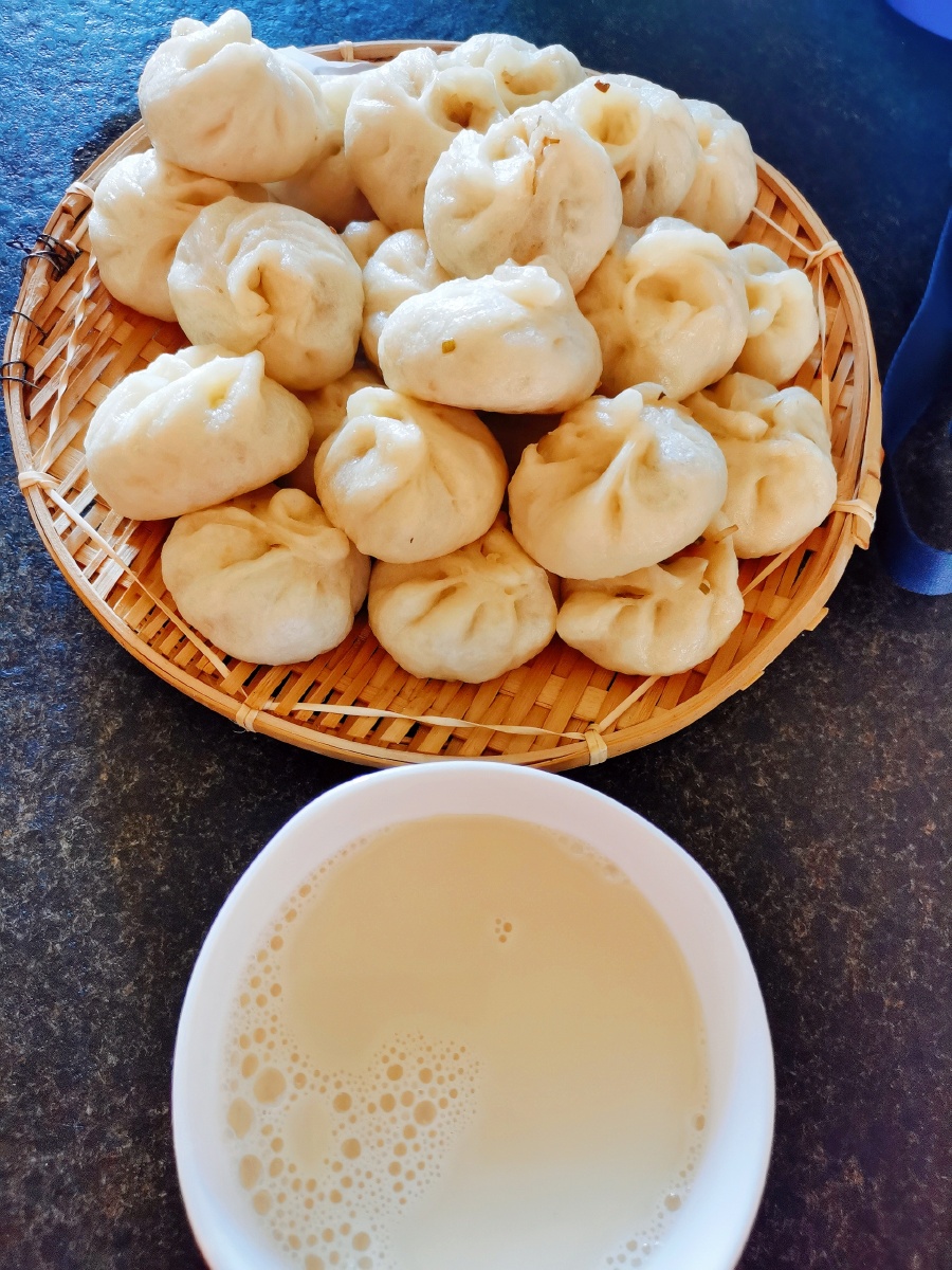 豆浆配刚出锅的包子,绝!