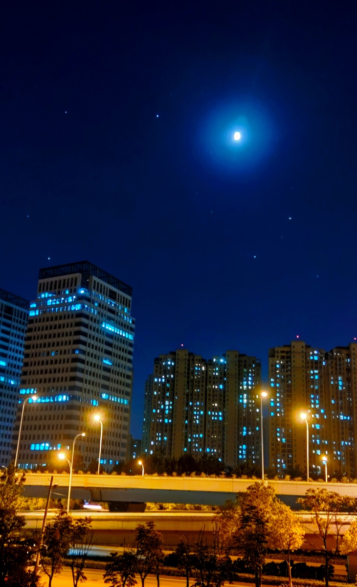城市上空的明月和星光