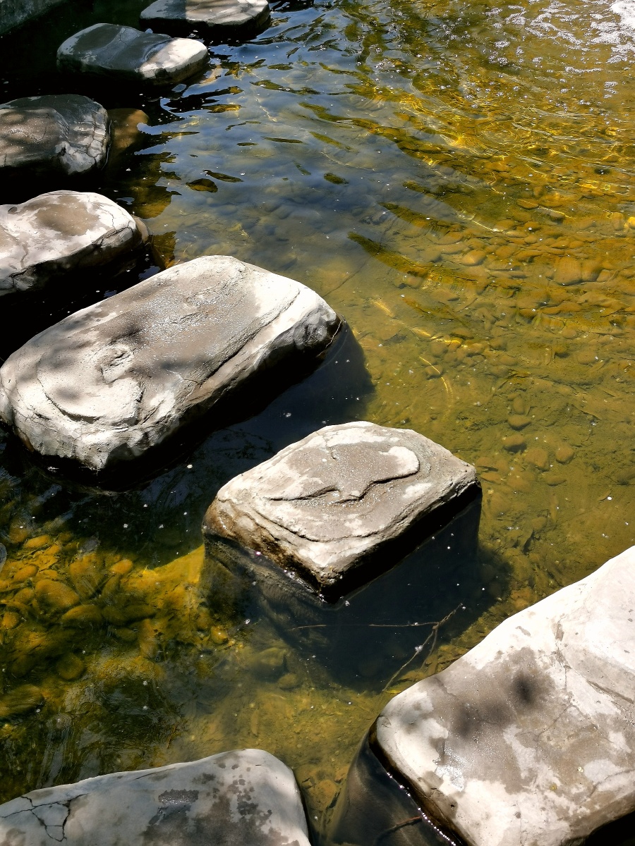 石块路与水波纹