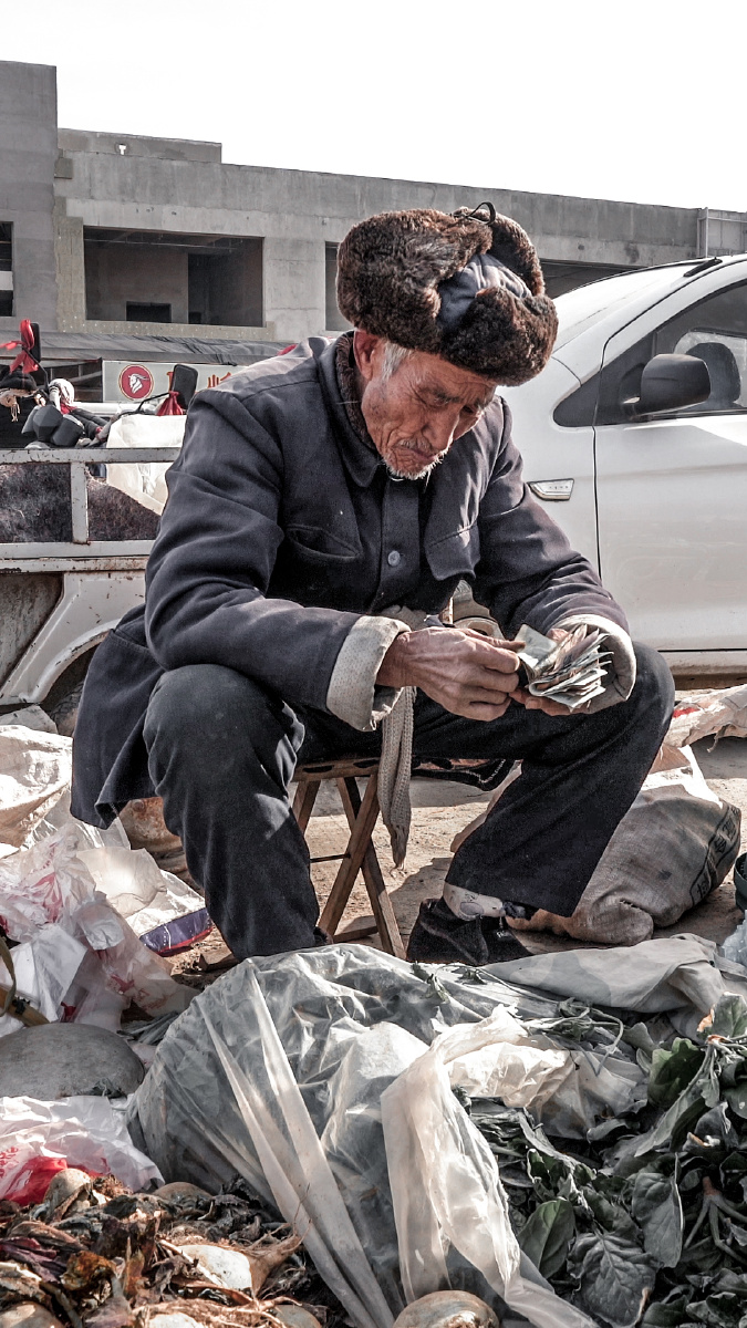 《数钱的卖菜老人》你多久没有数过钱了?