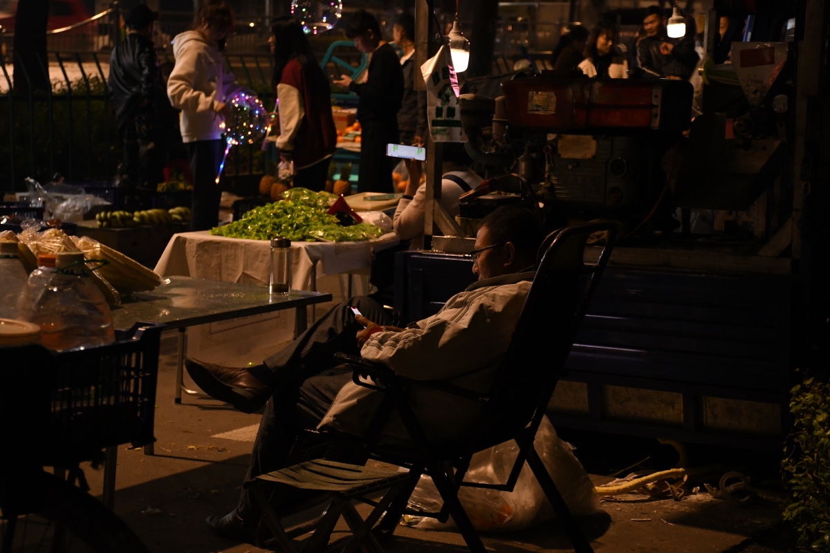 夜晚的人们热情生活