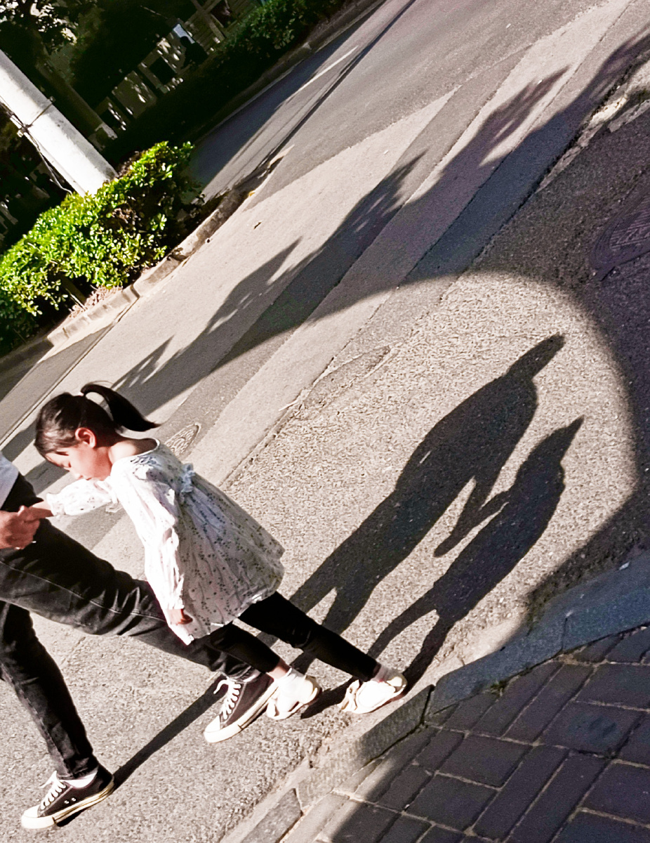 街拍父女俩和他们的影子