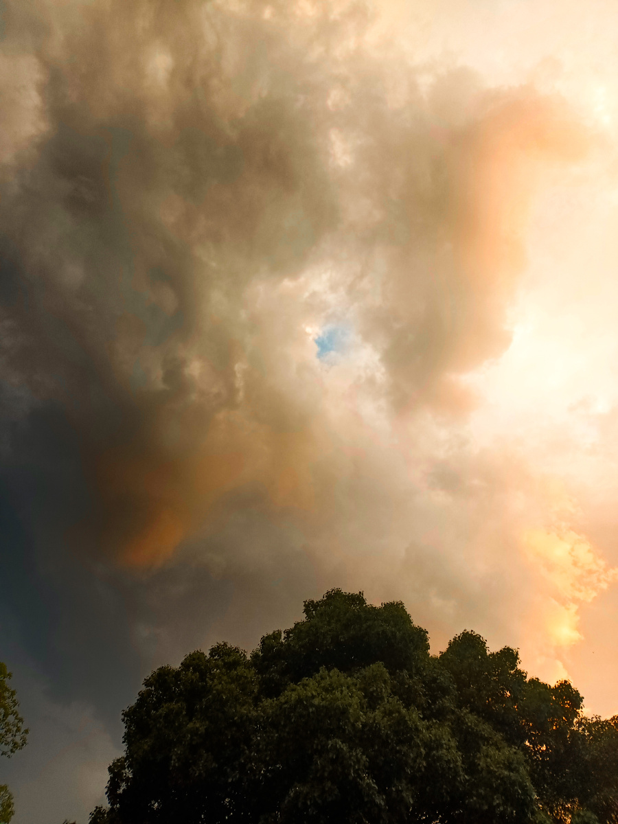 浓云中一粒蓝宝石