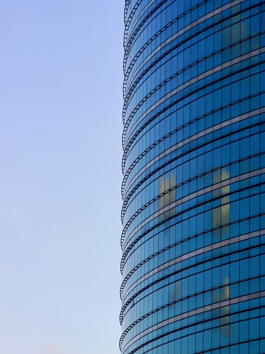 仰拍高楼建筑蓝色玻璃
