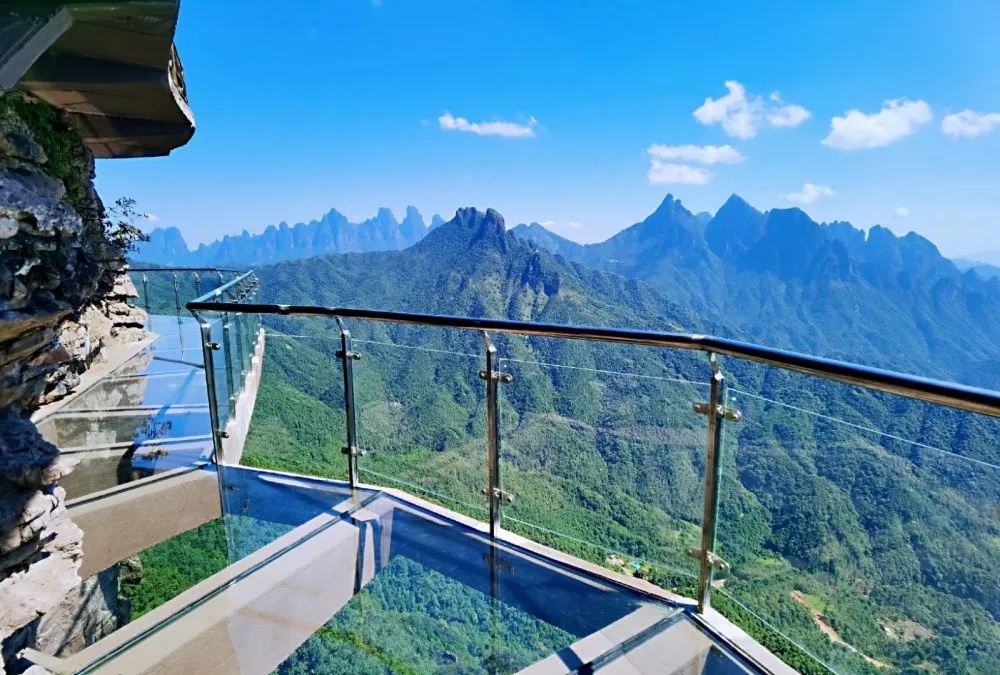 玻璃桥上的拍照