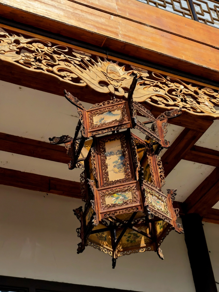 这只宫灯造型传统上面彩绘千里江山图