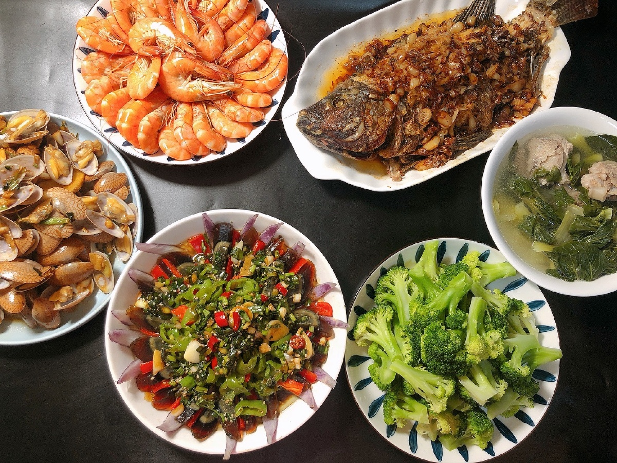 晚餐五菜一汤美味营养图二蒜末炒花甲图三清水煮大虾图四青椒拌皮蛋图