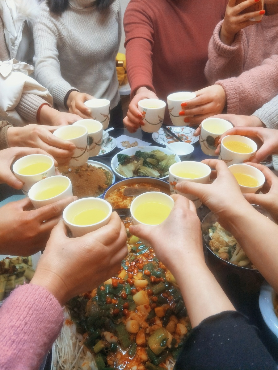 共同举杯!