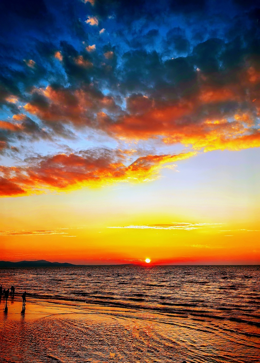 旖旎晚霞拍于夏家河子浴场